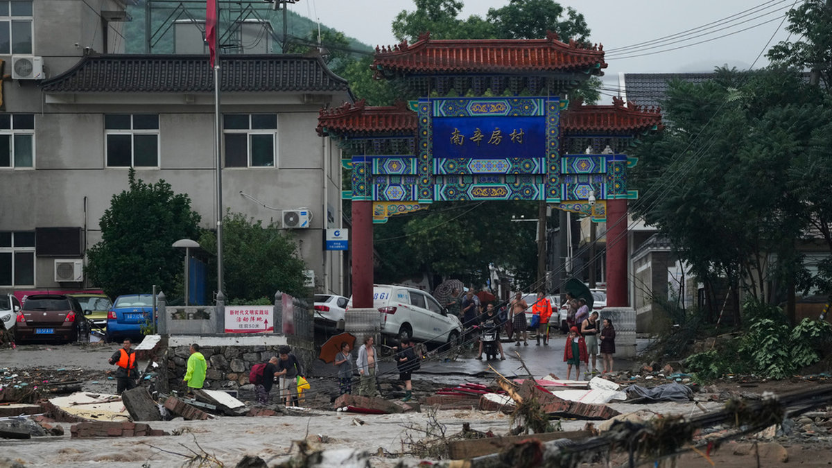 Förödelsen är stor i Peking efter skyfallen. Bild från i måndags.