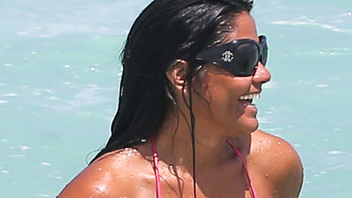 Modellen Maripily Rivera från Puerto Rico framhäver solbrännan i fuchsiafärgad bikini.