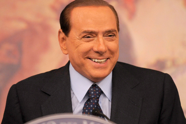Silvio utnyttjade ett politiskt vakuum i början av 1990-talet. Han bildade partiet Forza Italia - Heja Italien - och sågs som en räddare i nöden för det splittrade landet. En framgångsrik affärsman är rätt typ att få ordning på landet, sades det. Silvio utnyttjade ett politiskt vakuum i början av 1990-talet. Han bildade partiet Forza Italia - Heja Italien - och sågs som en räddare i nöden för det splittrade landet. En framgångsrik affärsman är rätt typ att få ordning på landet, sades det.