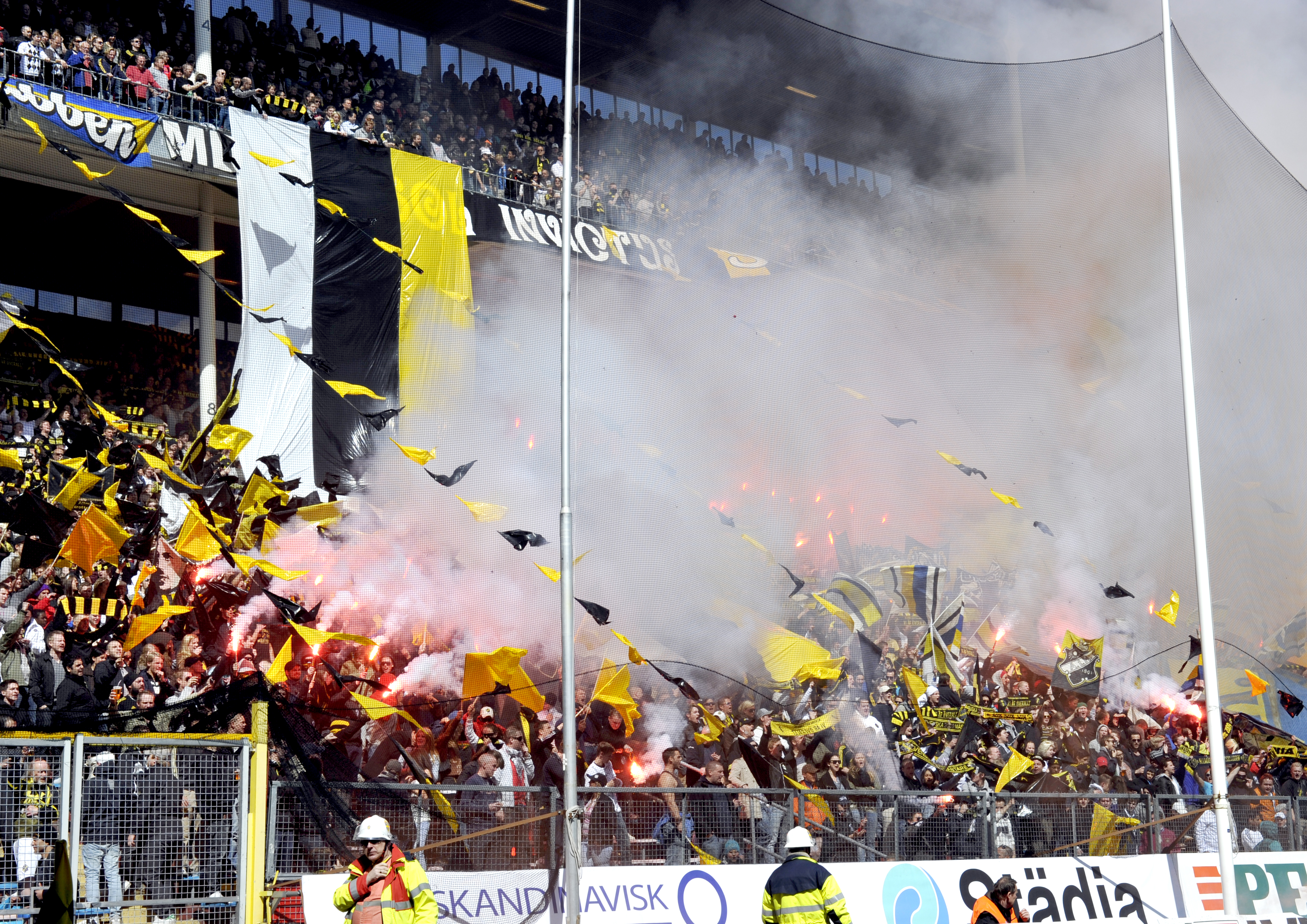AIK-fansen genomför ett vackert tifo inför ett Stockholmsderbyt.
