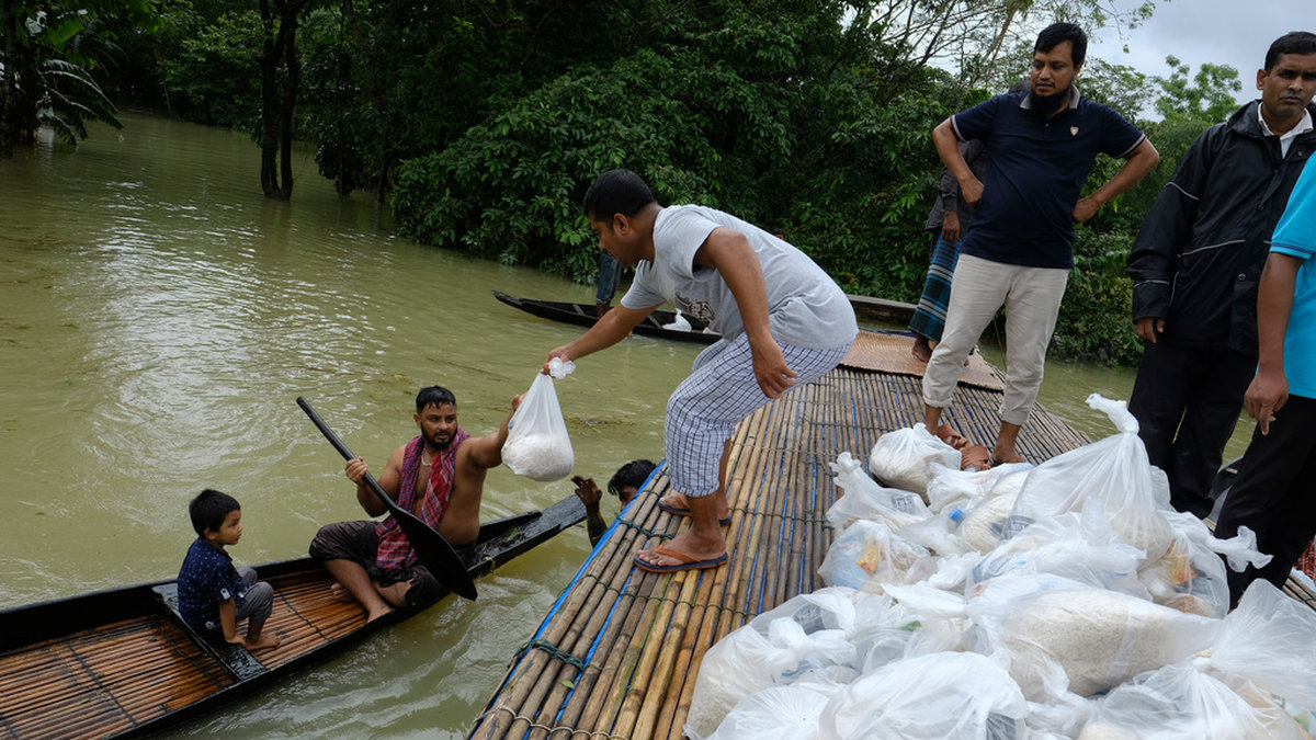 Myndigheter har haft svårt att få ut rent vatten och mat till de översvämmade regionerna i Bangladesh. Arkivbild.