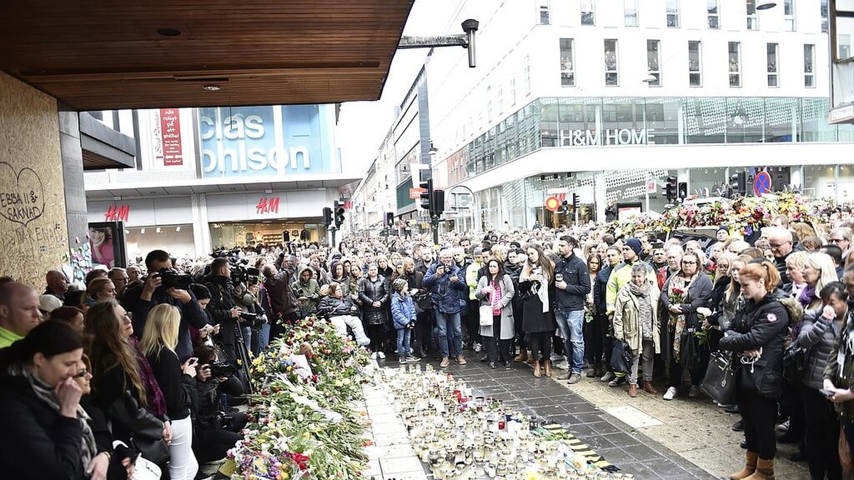 Människor samlades och höll en tyst minut på Drottninggatan, precis vid den plats där lastbilen körde in i Åhléns.
