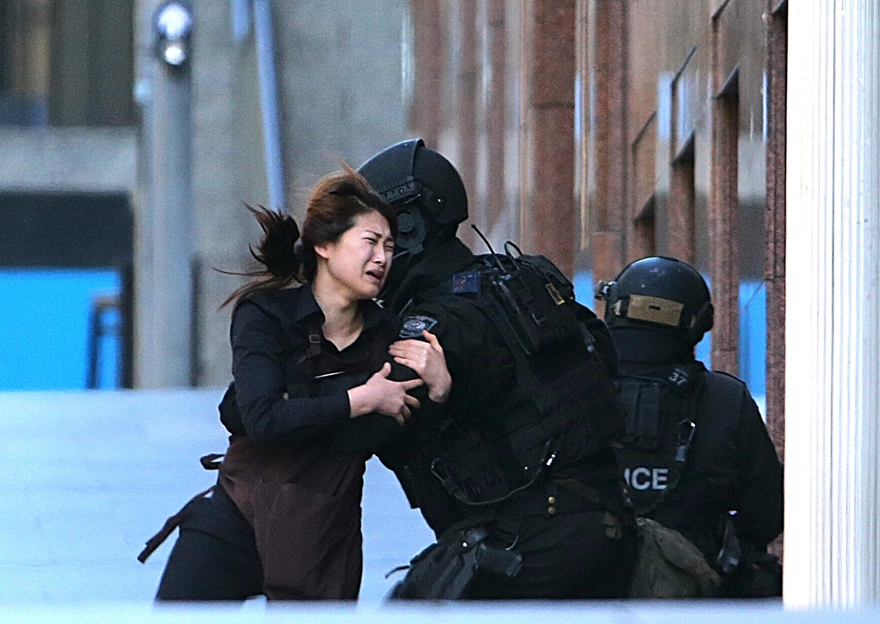 I december dödas två och flera fritas när en man håller ett flertal civila personer som gisslan i Australienska staden Sydney. Mannen som höll alla gisslan avled också.
I december dödas två och flera fritas när en man håller ett flertal civila personer som gisslan i Australienska staden Sydney. Mannen som höll alla gisslan avled också.