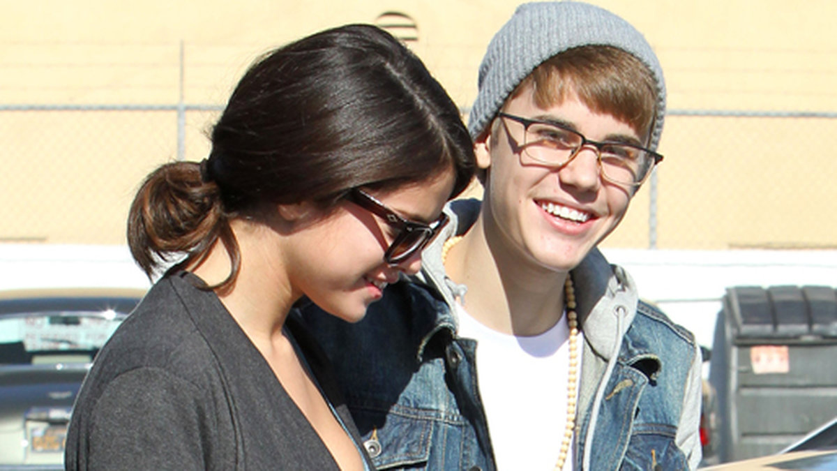 År 2011 var Bieber så här gullig sina brillor. Fast vi måste säga att hans nya stil klär honom lite bättre...
