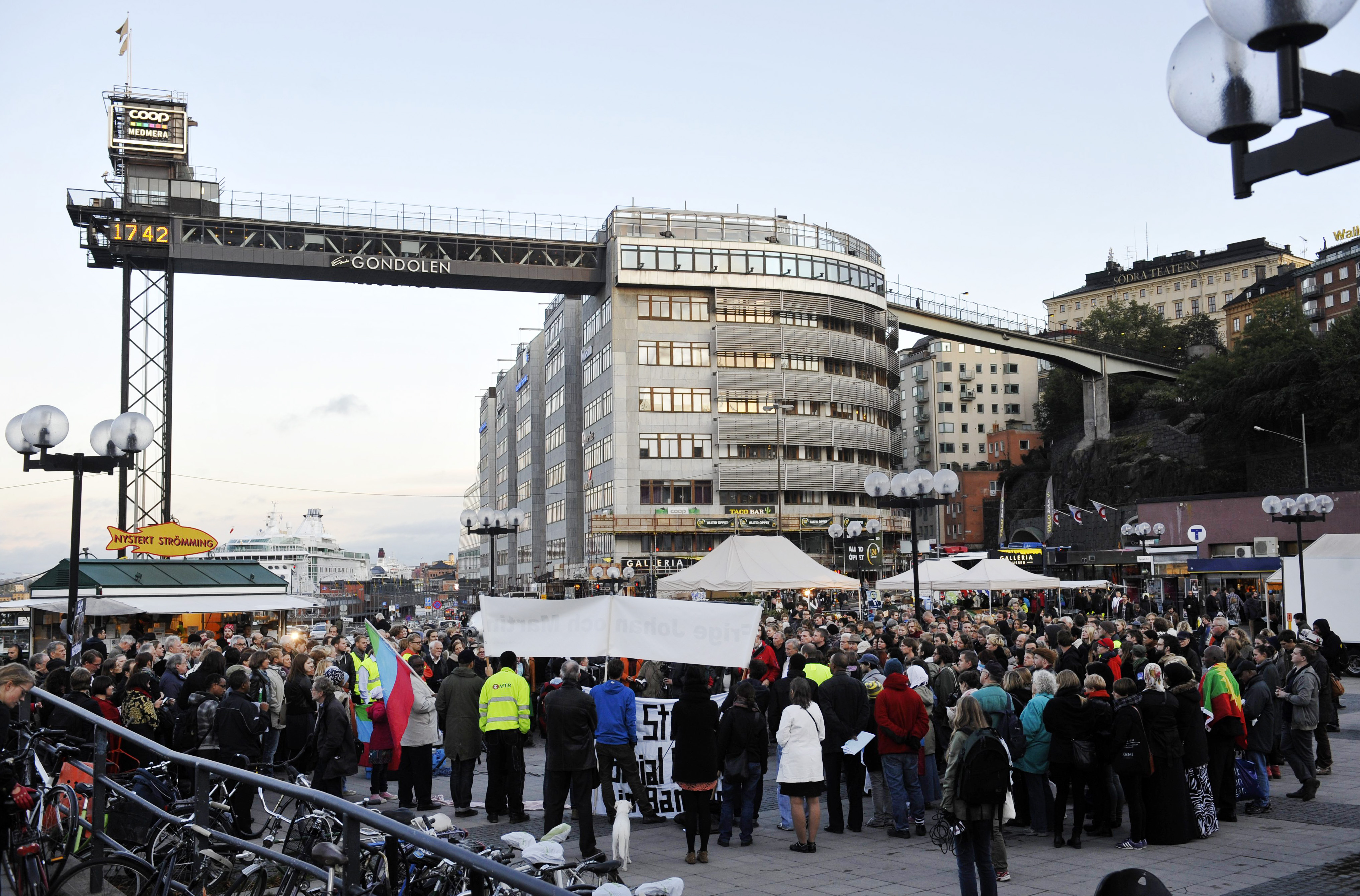 I helgen samlades journalister och andra för att demonstrera mot att inte tillräckligt görs för de fängslade svenska journalisterna. Nu kedjar ett trettiotal kollegor fast sig vid Kronobergshäktet.