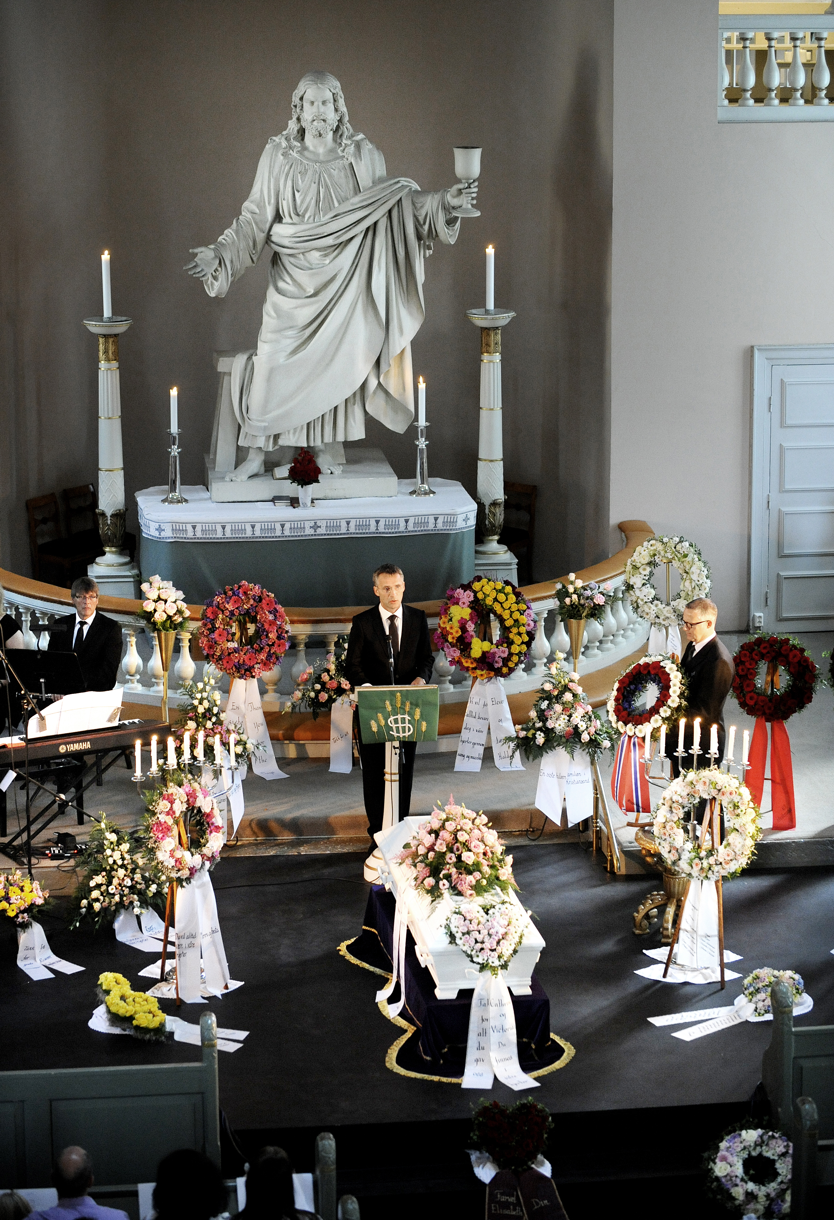Norges statsminister Jens Stoltenberg på 16-åriga Elisabeth Trønnes Lies begravning.