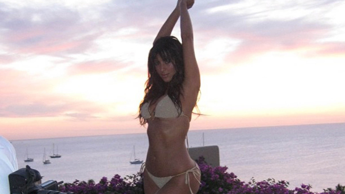 Kim Kardashian visar sin välsvarvade kropp på ännu en fotografering. 