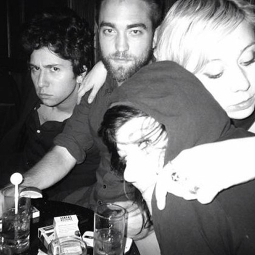 Robert Pattinson sågs mysa med en vacker blondin vid namn Polly Stenham. Bilden publicerades på Instagram av musikern Matthew Daniel Siskin, men raderades snabbt. Robert Pattinson sågs mysa med en vacker blondin vid namn Polly Stenham. Bilden publicerades på Instagram av musikern Matthew Daniel Siskin, men raderades snabbt.