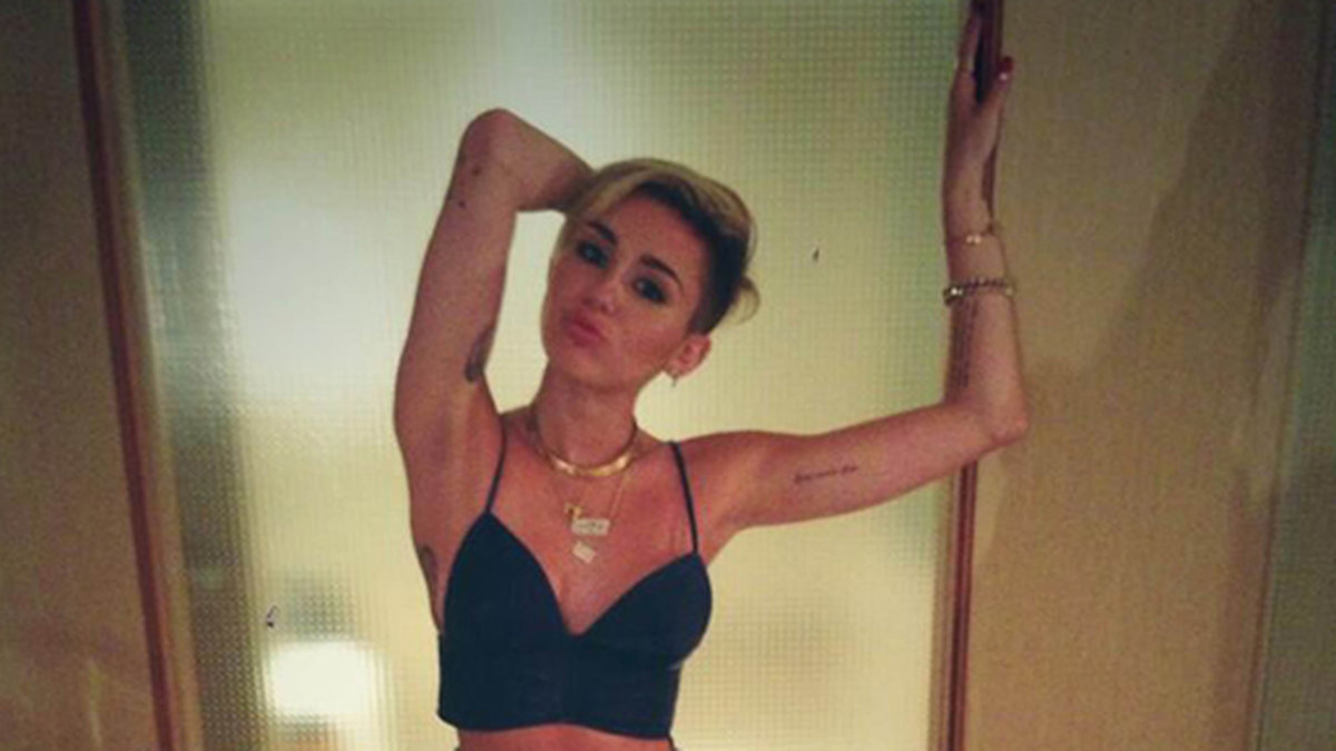Miley poserar vant.