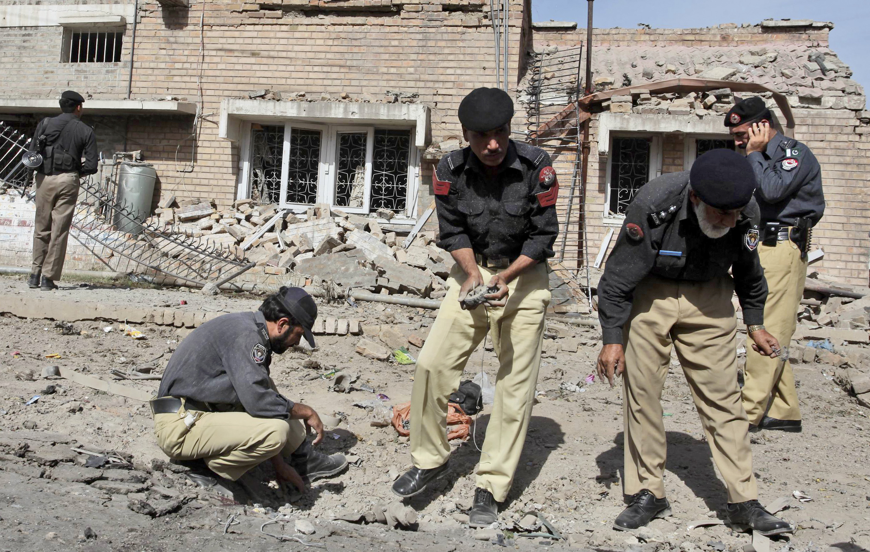 Poliser samlar bevis efter en av bombningarna i Peshawar.
