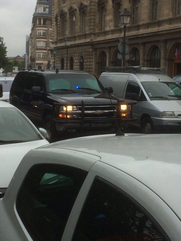 Salah Abdeslam i bilen på väg till rätten.