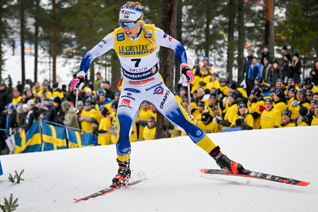 Sprintstjärnan Jonna Sundling åker sista sträckan i svenska mixedstafett-laget.