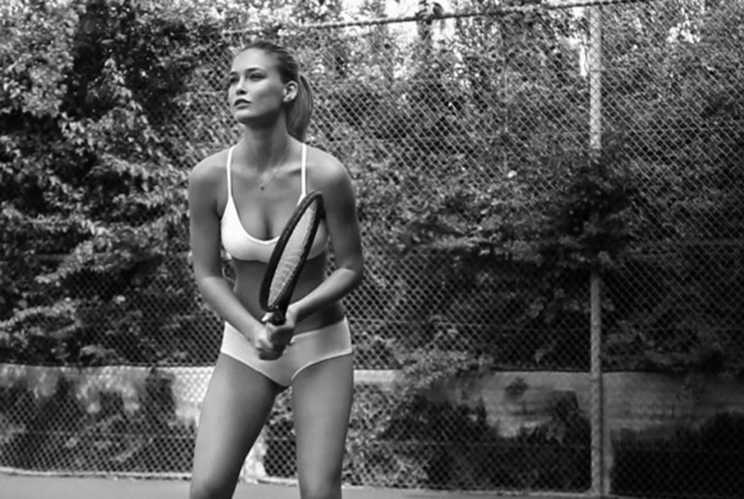 I annonserna så ser vi Bar spela tennis – i bara trosor och behå. I annonserna så ser vi Bar spela tennis – i bara trosor och behå.