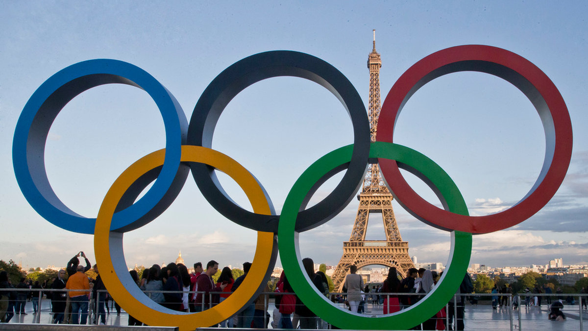De olympiska ringarna framför Eiffeltornet. Arkivbild.
