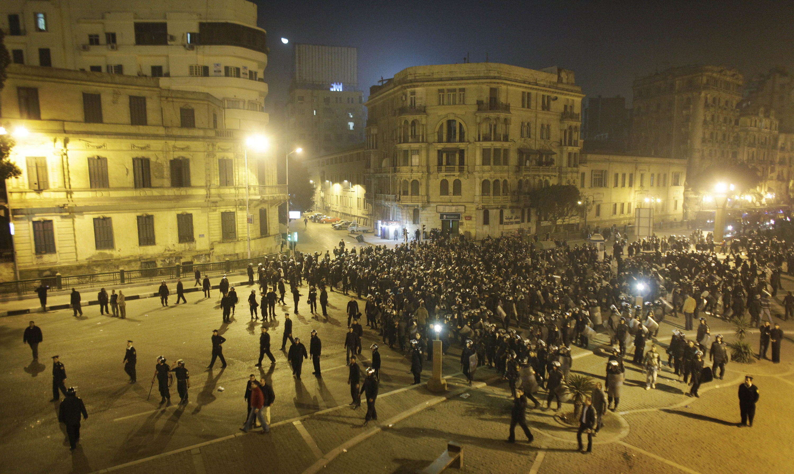 Demonstranter samlas på Tahrirtorget i Kairo inför nattens protestaktion mot Hosni Mubaraks regim.