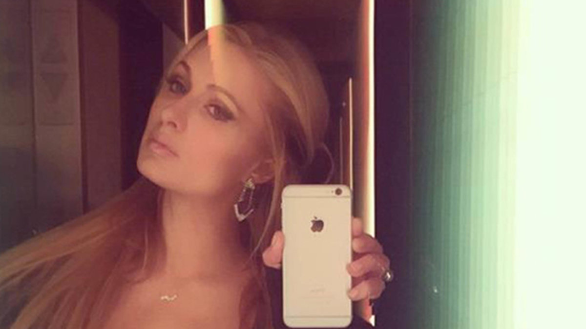 Paris Hilton bjuder på en selfie.