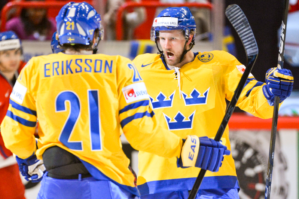 Sverige vann bekvämt med 4–1 mot Tjeckien. Här firar Niklas Kronwall sitt mål från en "omöjlig" vinkel med Loui Eriksson. 