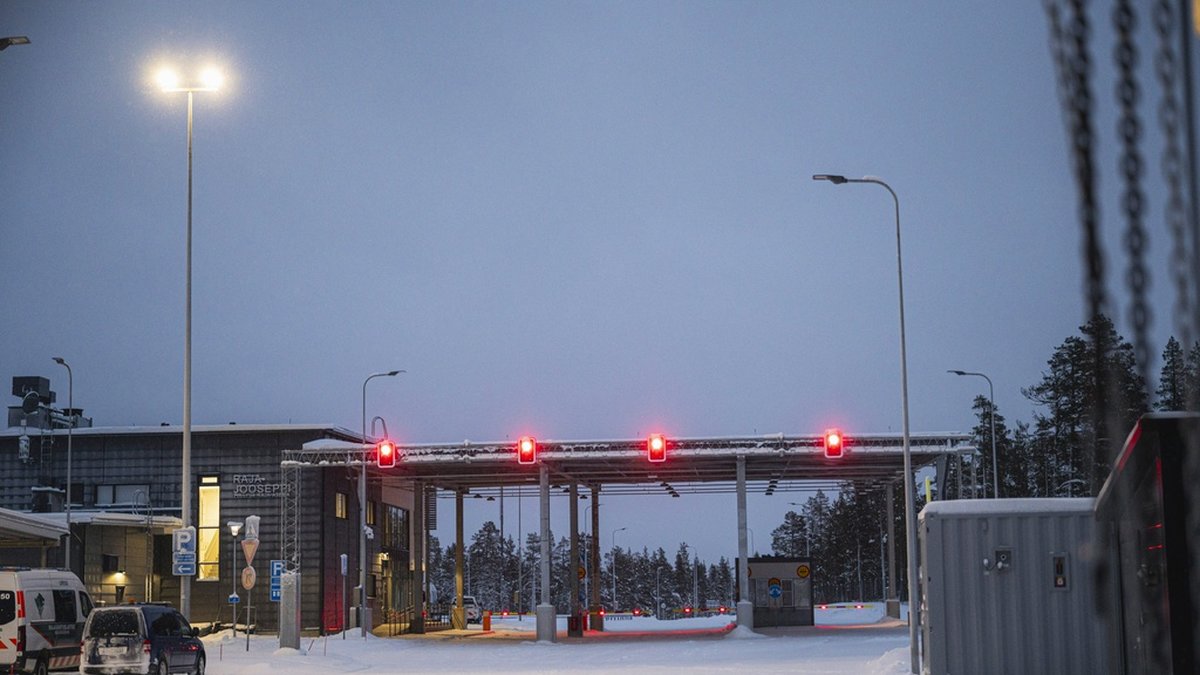 Rödljuset fortsätter vid gränsstationen Raja-Jooseppi i norr, som förblir stängd när Finland nu lättar på gränsstoppet. Bild från i november.