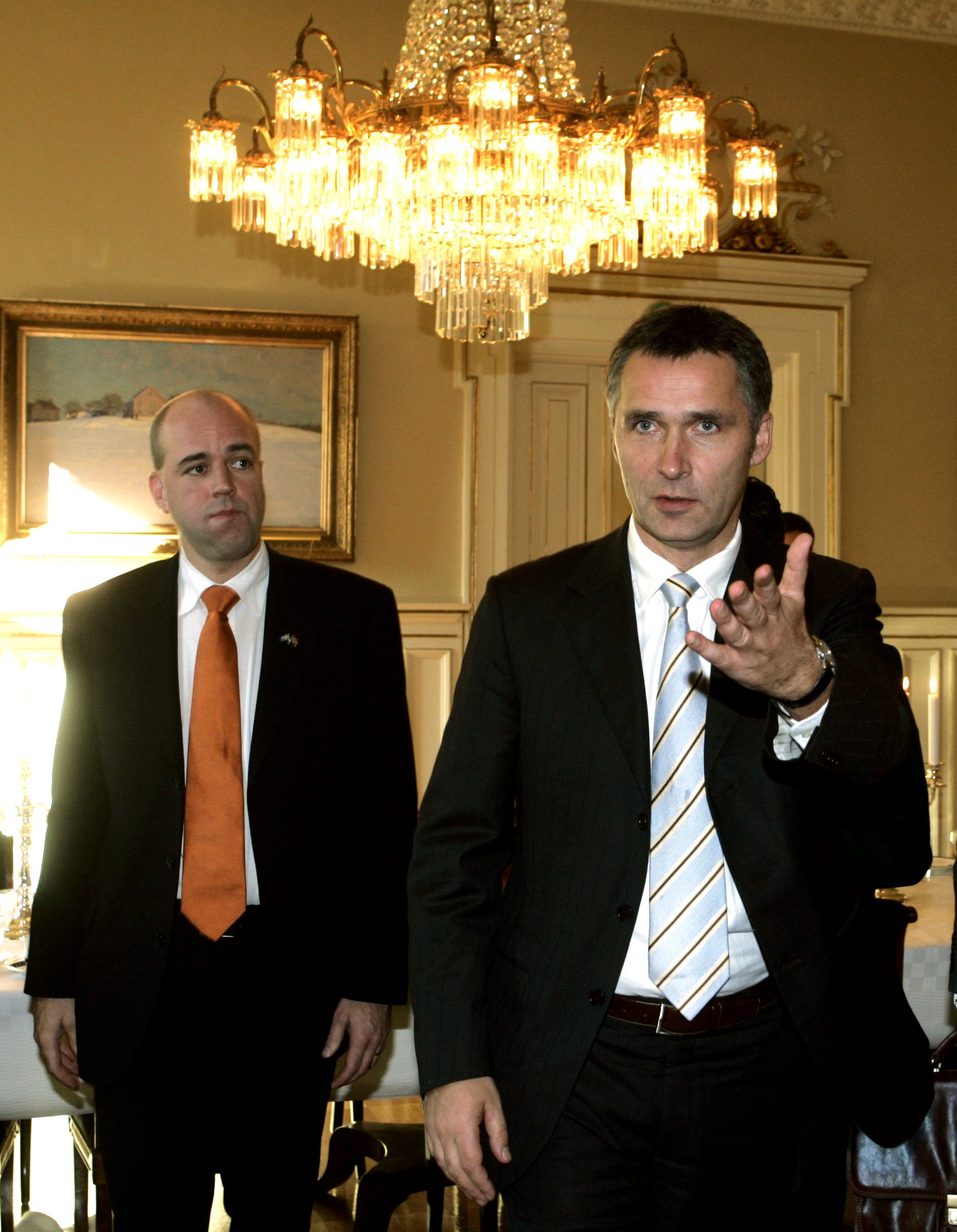 Reinfeldt hälsar på Jens Stoltenberg i Norge (2006). Reinfeldt hälsar på Jens Stoltenberg i Norge (2006).