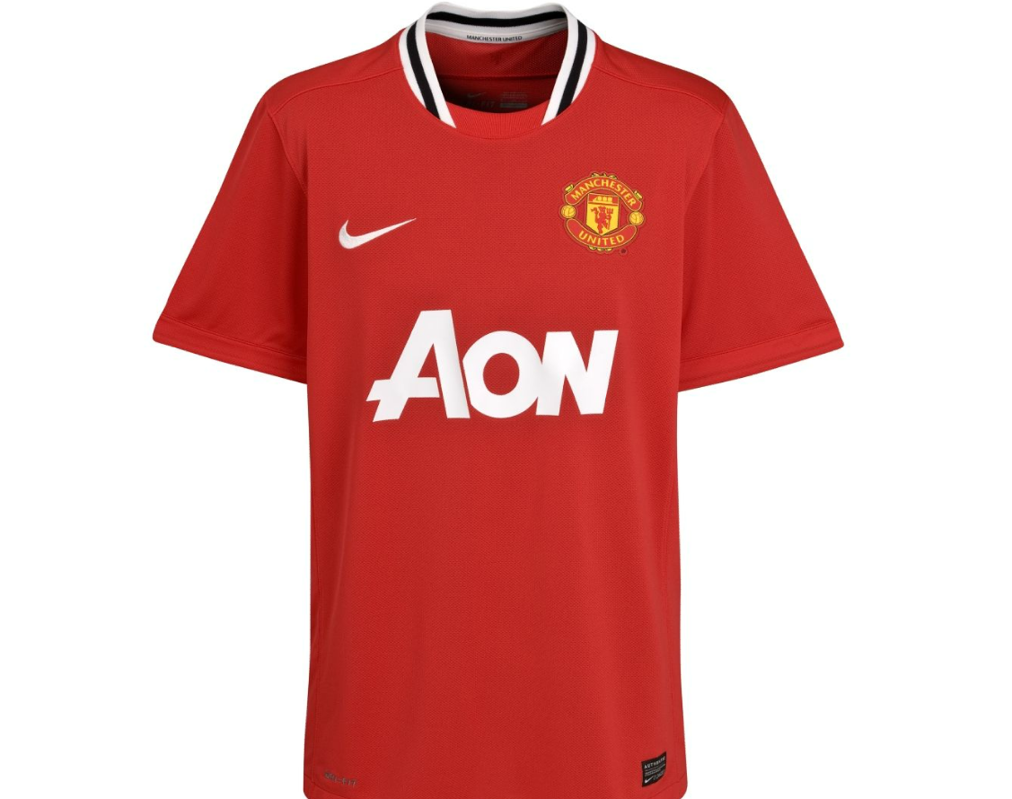 9. Manchester United. United-fansen får ursäkta men i år blev det varken bu eller bä. Visserligen får klubbmärket tröjan att utstråla storhet, men bedömer man den enbart utifrån designen så har den en bra bit upp till toppen. 9. Manchester United. United-fansen får ursäkta men i år blev det varken bu eller bä. Visserligen får klubbmärket tröjan att utstråla storhet, men bedömer man den enbart utifrån designen så har den en bra bit upp till toppen.
