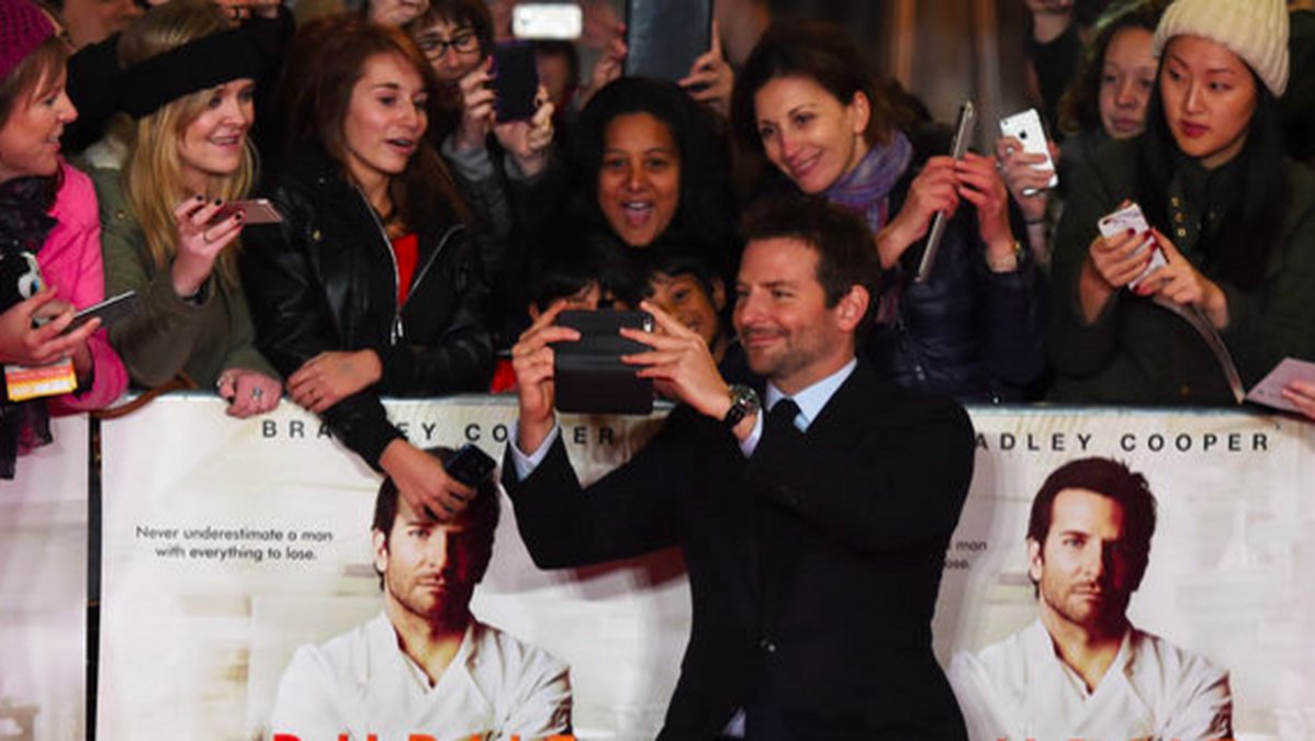 Bradley Cooper kan ta vilken slags selfie han vill. Den blir ändå lyckad.