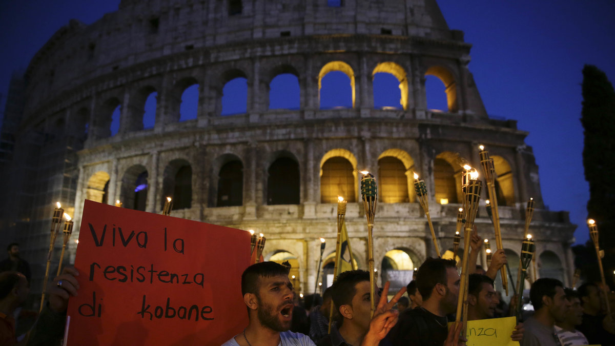 I Italien visar demonstranter solidaritet med krigets offer i Kobane. 