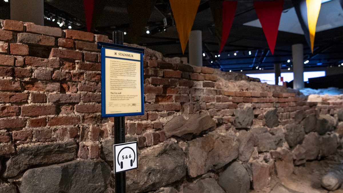 Del av stadsmuren som hittades vid utgrävningen på Helgeandsholmen har tidigare visats på Medeltidsmuseet som stängde 6 november. Arkivbild.
