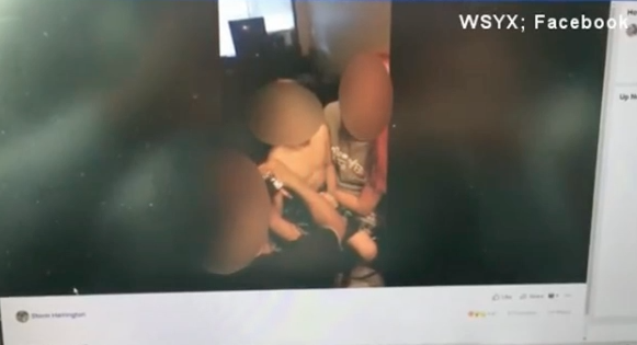 Pojke blir tatuerad. Pojke blir tatuerad.