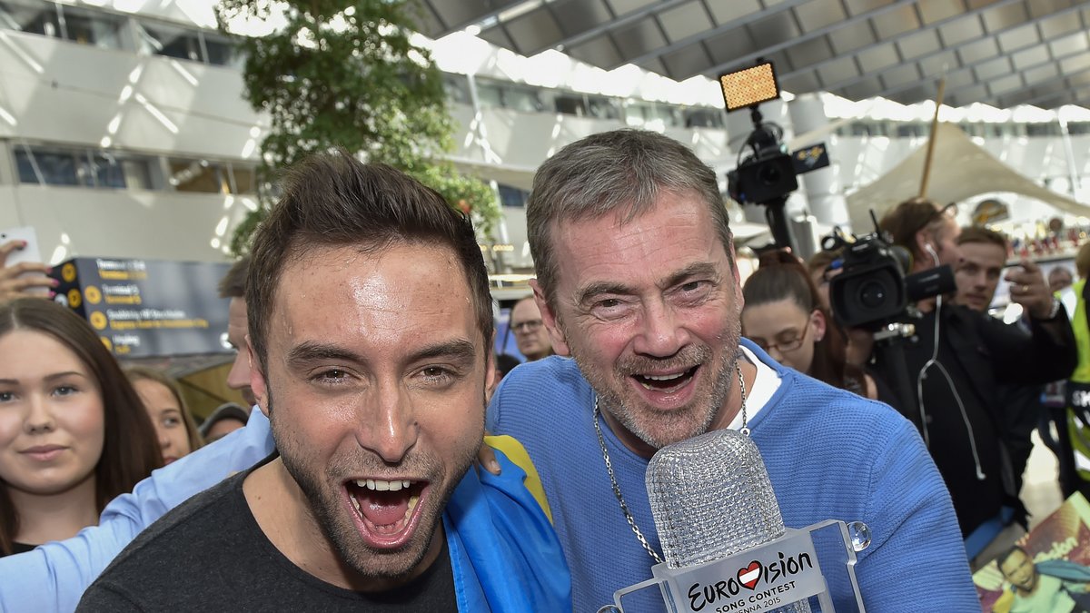 Måns Zelmerlöw och Christer Sjögren efter segern i Eurovision song contest 2015.