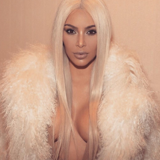 Kim Kardashian kör blond peruk. Kim Kardashian kör blond peruk.