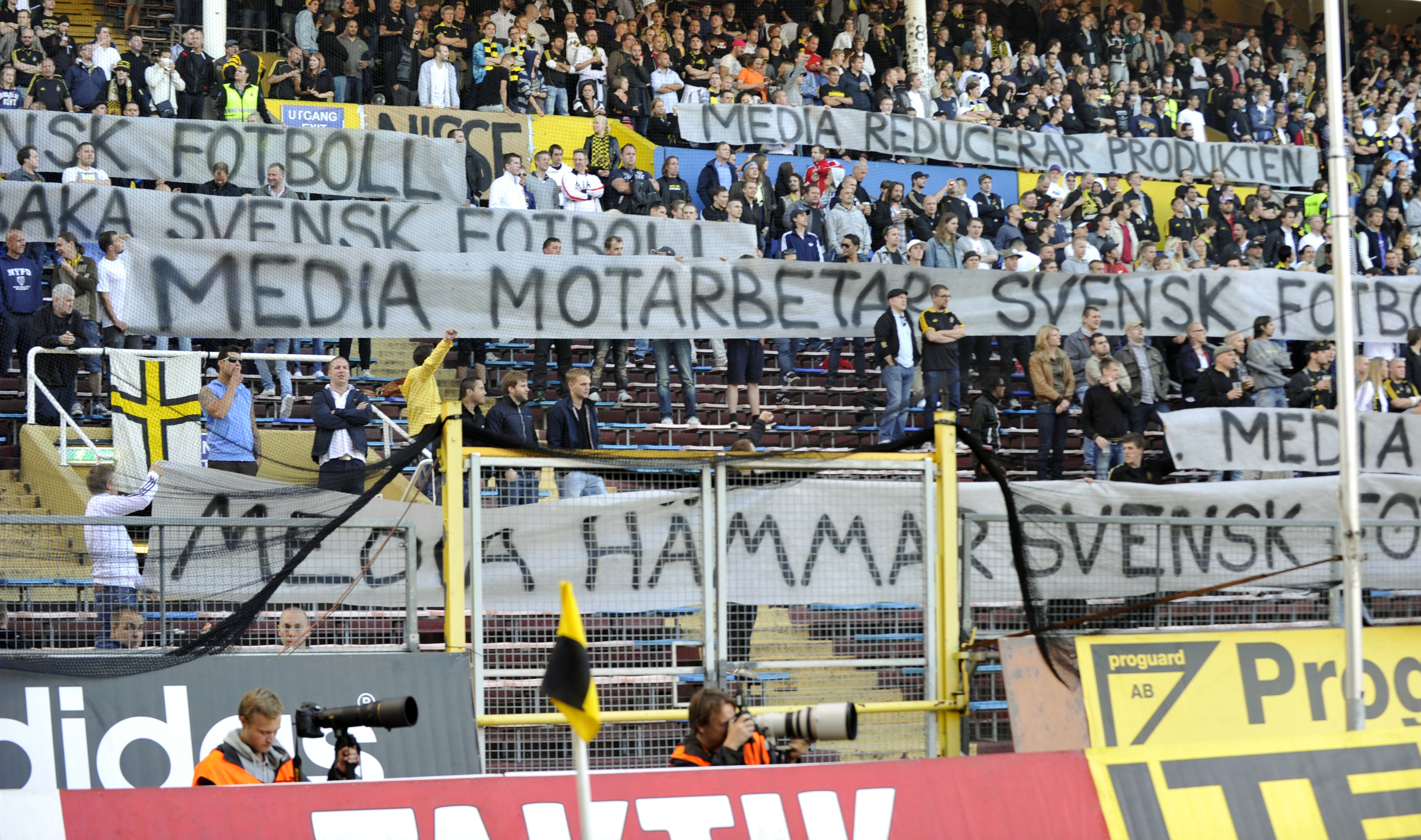 Redan tidigare under fotbollssäsongen har supportrar visat sitt missnöje med hjälp av banderoller. Här AIK-fans...