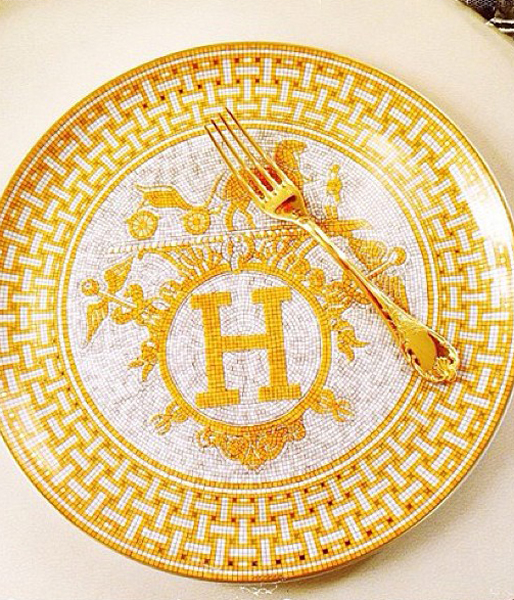 Nyårsmiddag på en guldpläterad Hermes-tallrik, ja - varför inte. Nyårsmiddag på en guldpläterad Hermes-tallrik, ja - varför inte.