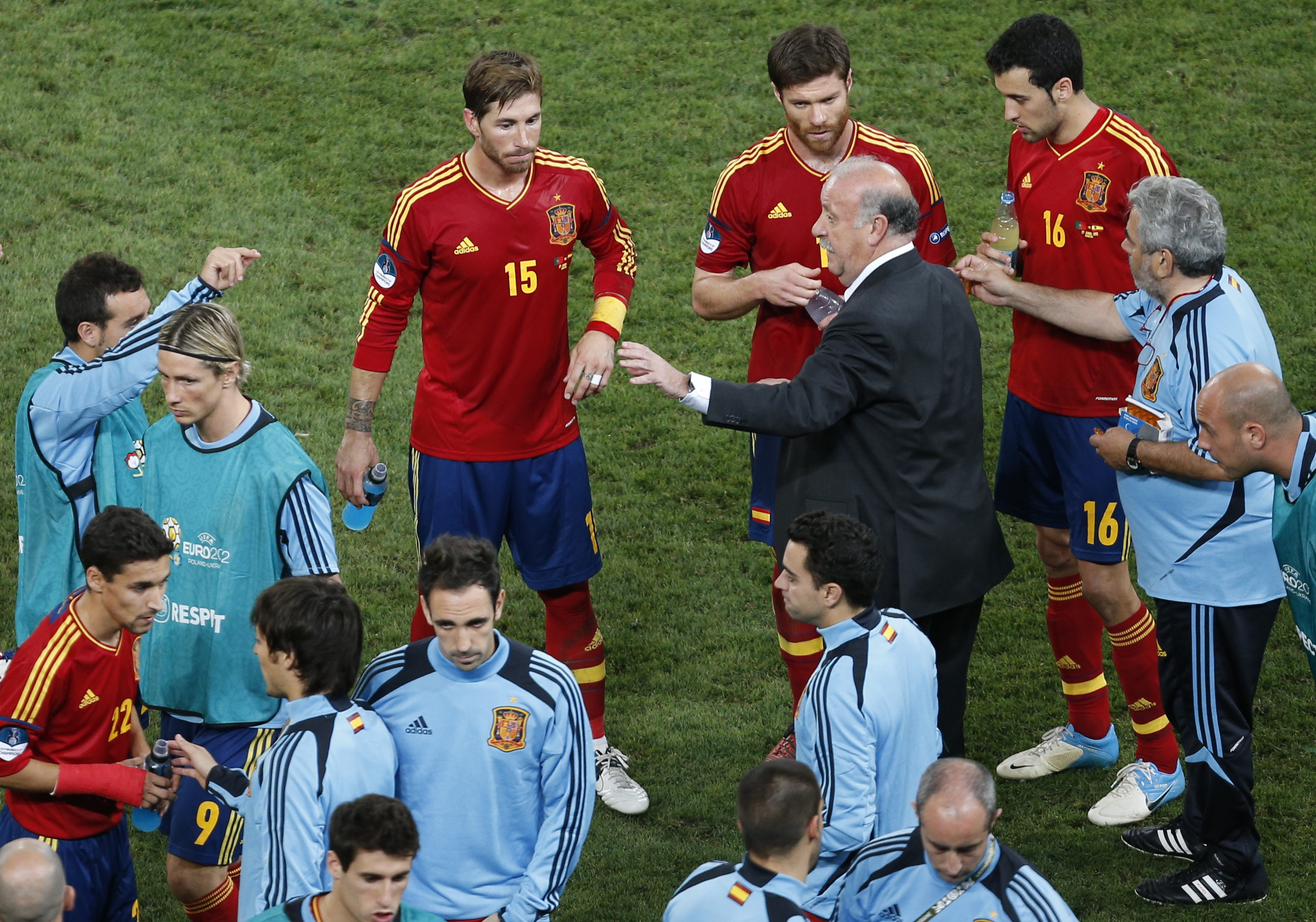 Vicente del Bosque pratar med sina spelar.