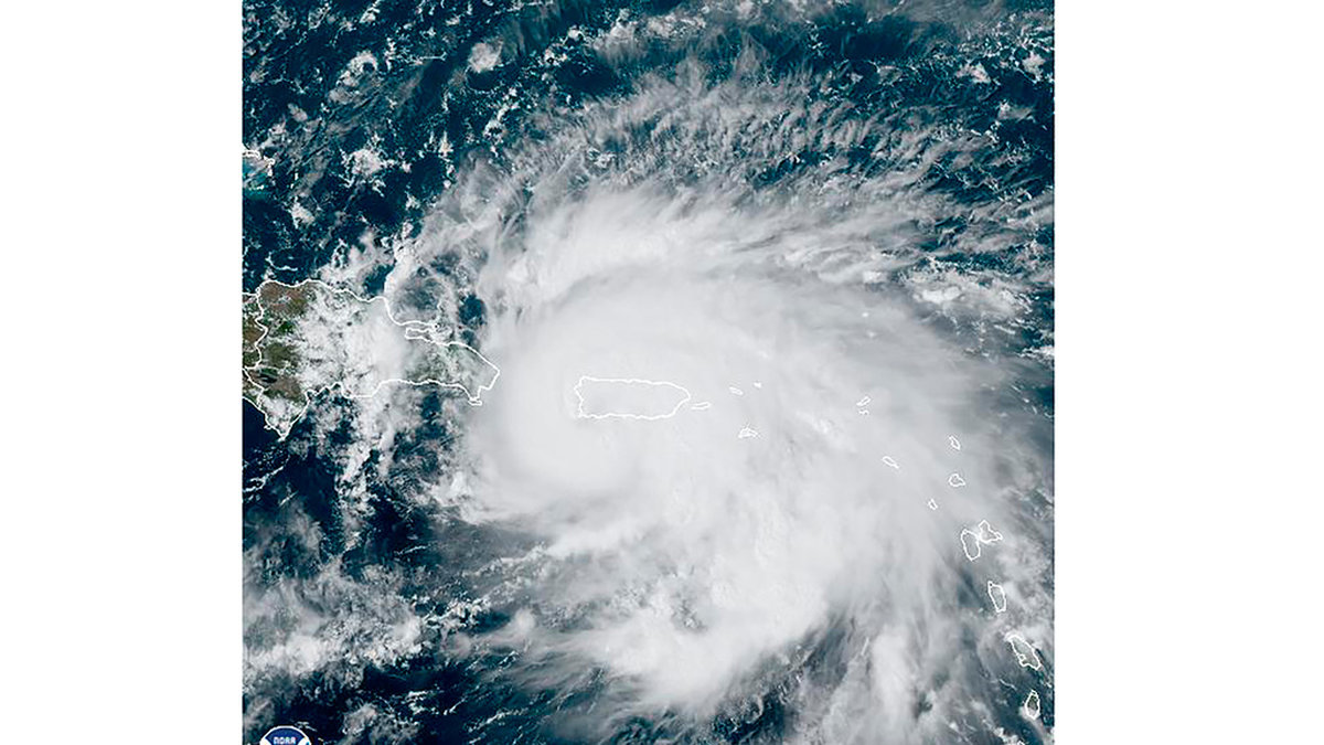 Satellitbild av orkanen Fiona i Karibiska havet.