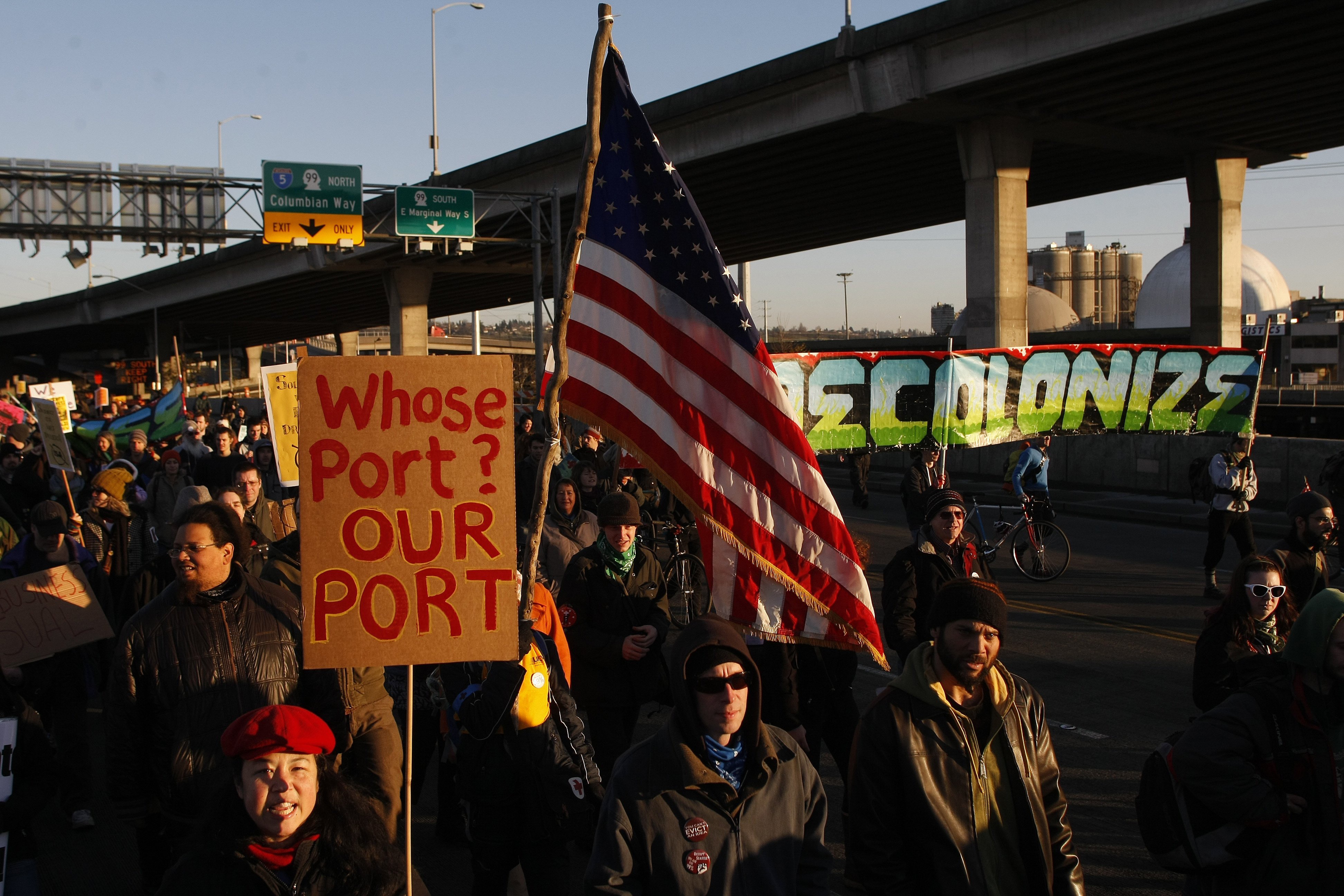 På flera håll i USA försökte demonstranter stänga hamnar under måndagen.