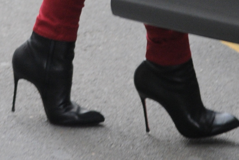 Eh, vadå promenadvänliga skor? Helena shoppar i stilettklackar.