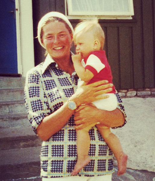 Hon kommer att bli en av sveriges populäraste författare. Här är hon tillsammans med sin mamma, men vem är det? Hon kommer att bli en av sveriges populäraste författare. Här är hon tillsammans med sin mamma, men vem är det?