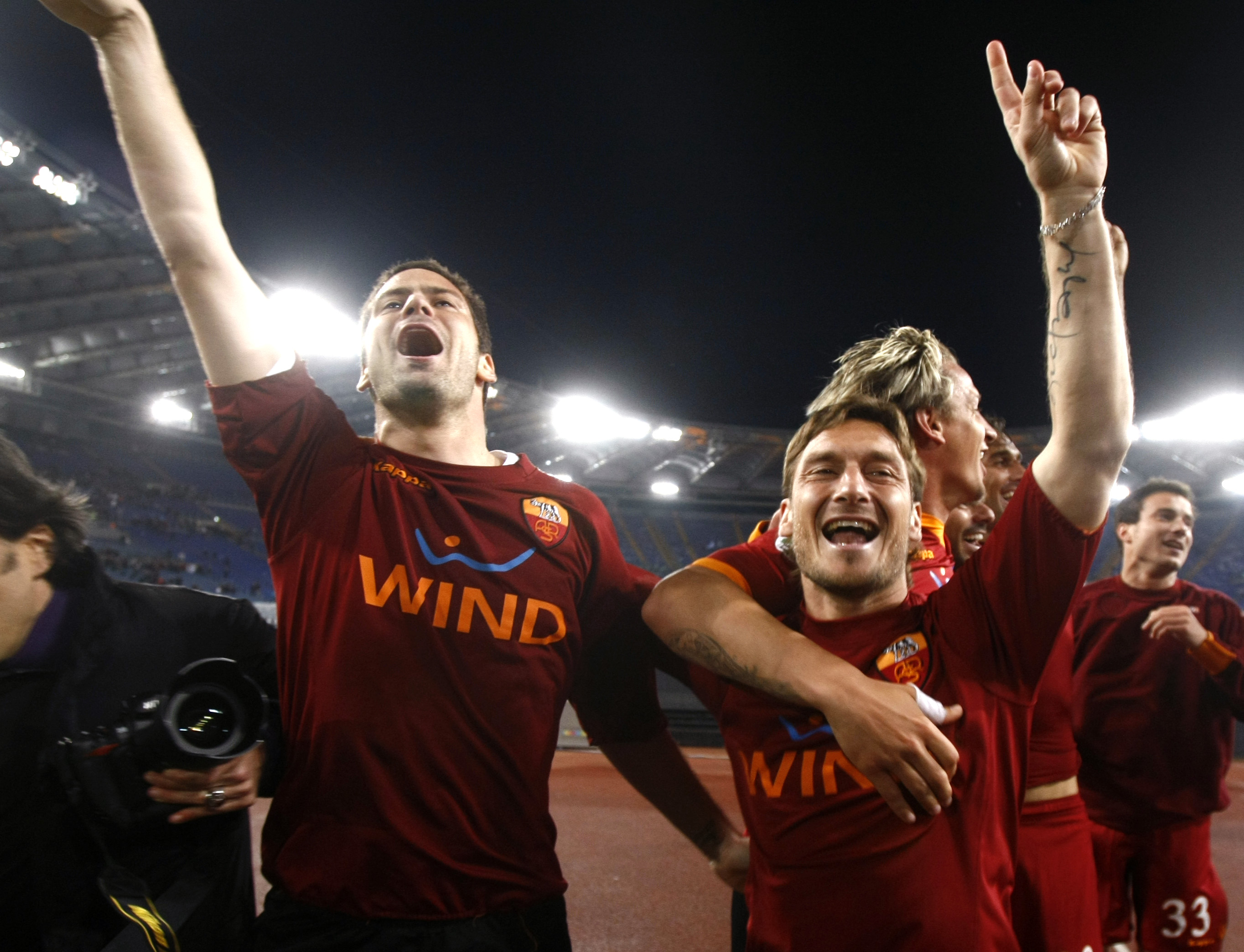 Roma firar derbyvinsten mot Lazio.