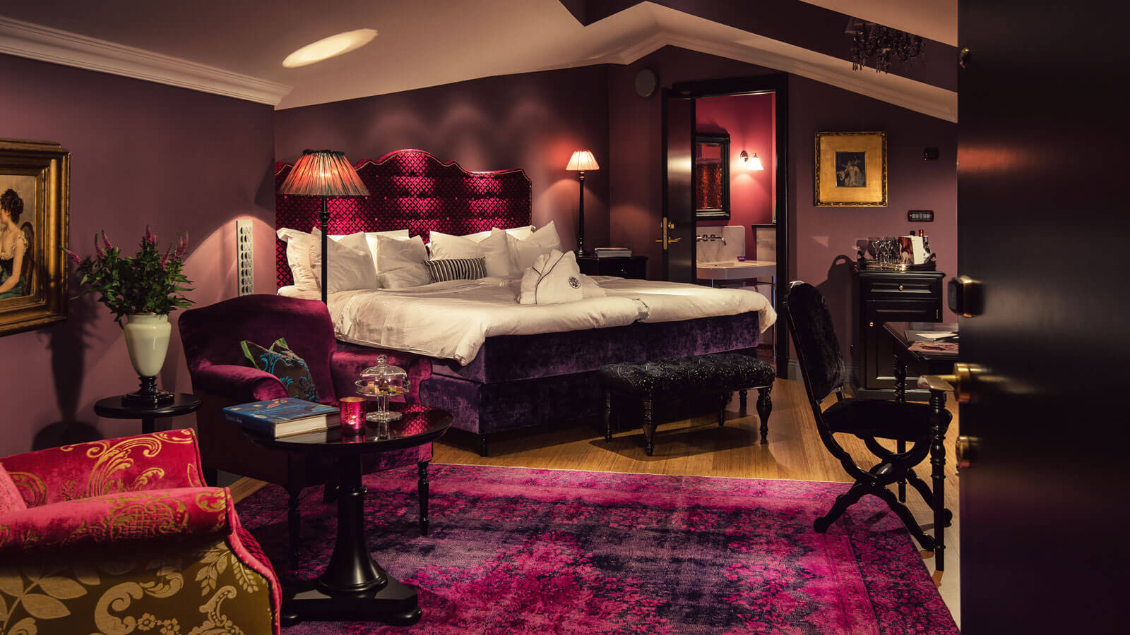 Dorsia Hotel, Göteborg. Detta boutiquehotell är inrett i en stil som är inspirerad av la Belle Epoque. Bland annat sängarna är premiumsängar med lakan av kammad egyptisk bomull. Genomsnittspris: 2527 kr/natt. Dorsia Hotel, Göteborg. Detta boutiquehotell är inrett i en stil som är inspirerad av la Belle Epoque. Bland annat sängarna är premiumsängar med lakan av kammad egyptisk bomull. Genomsnittspris: 2527 kr/natt.