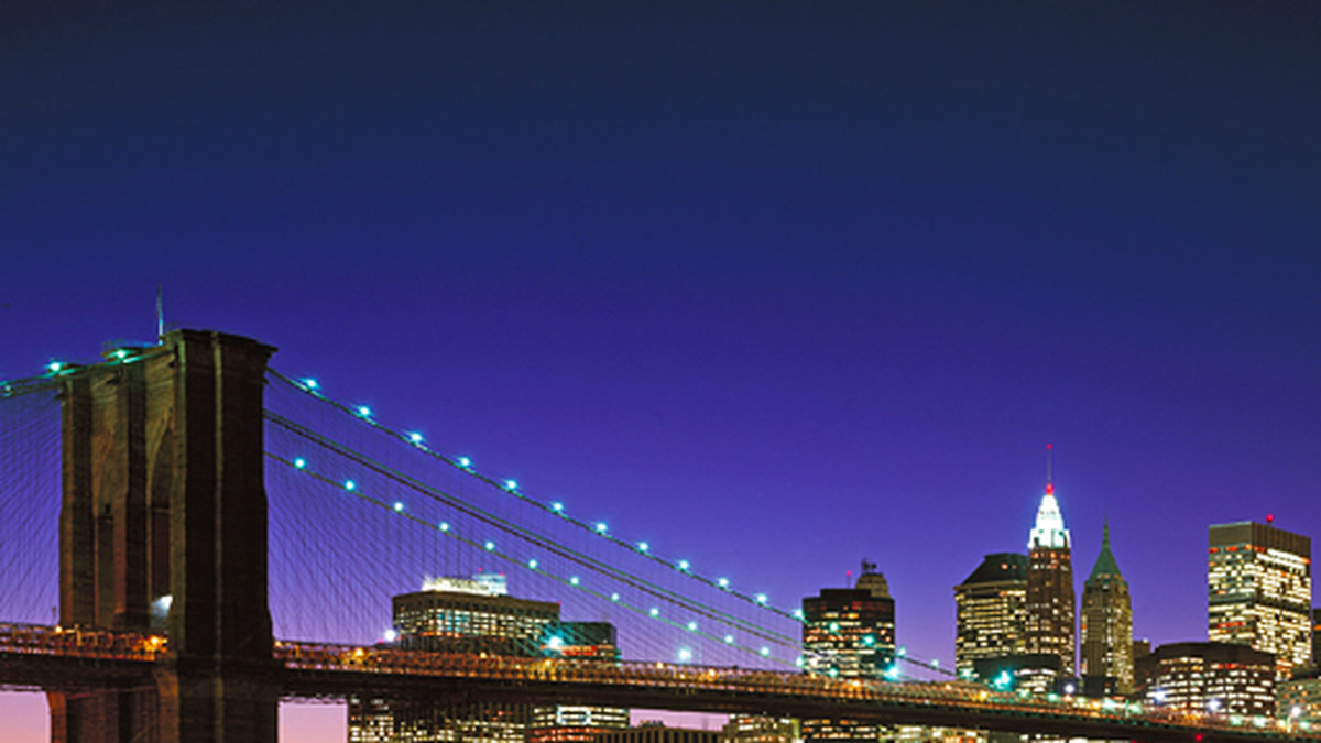 Sofi tipsar om att göra en halvdags-utflykt till Brooklyn Bridge. Här i mystiskt kvällsljus.