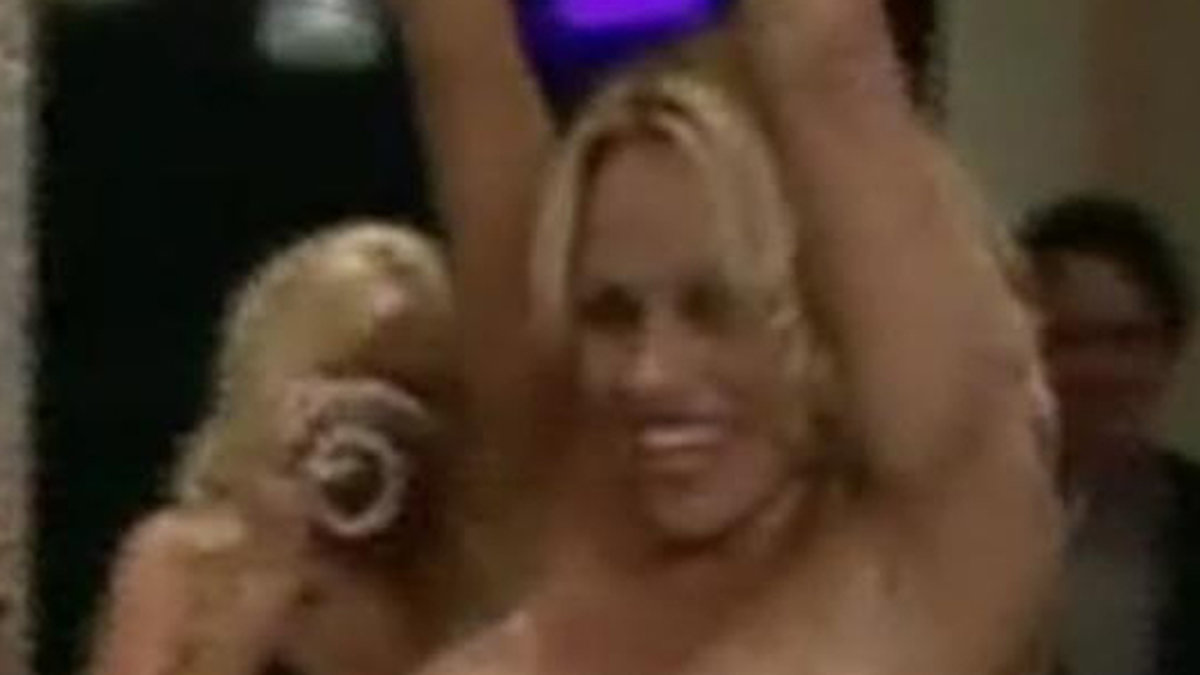 Pamela Anderson dansar in naken på Hugh Hefners födelsedagsfest år 2008.