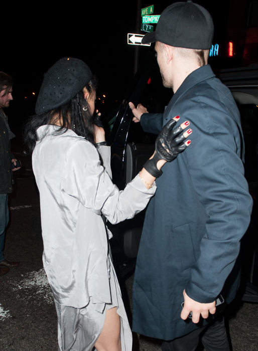 Pattinson med flickvännen FKA Twigs. Pattinson med flickvännen FKA Twigs.