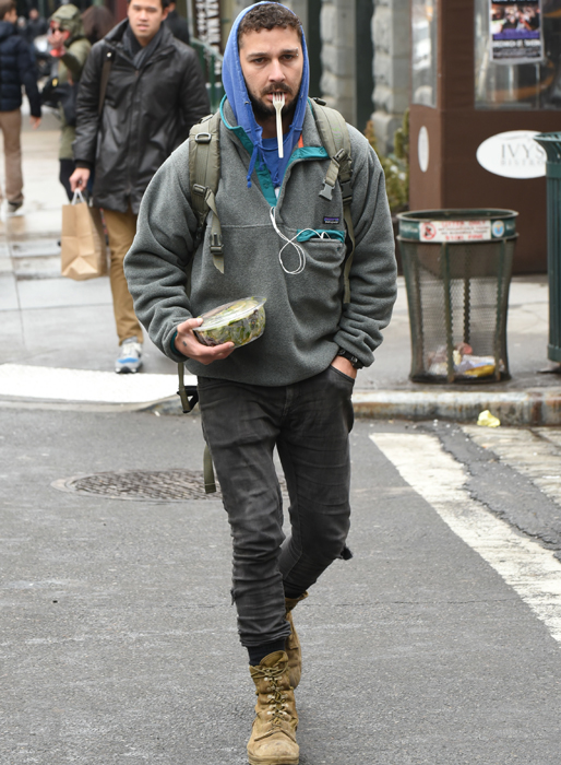 Shia LaBeouf köper takeaway lunch i New York. Shia LaBeouf köper takeaway lunch i New York.