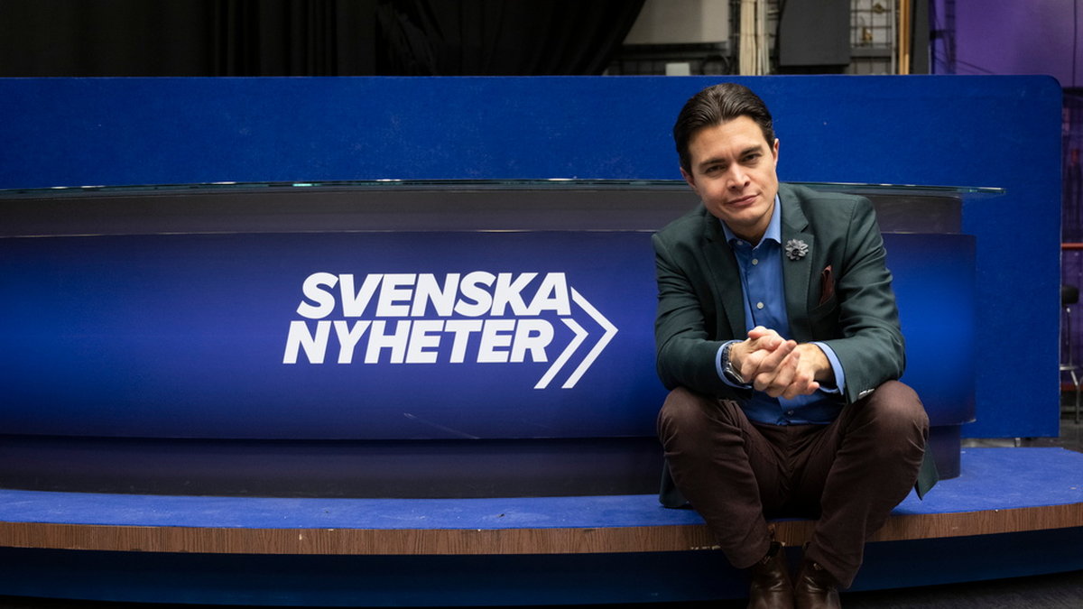 Komikern Messiah Hallberg är ny programledare för SVT:s ”Svenska nyheter”.