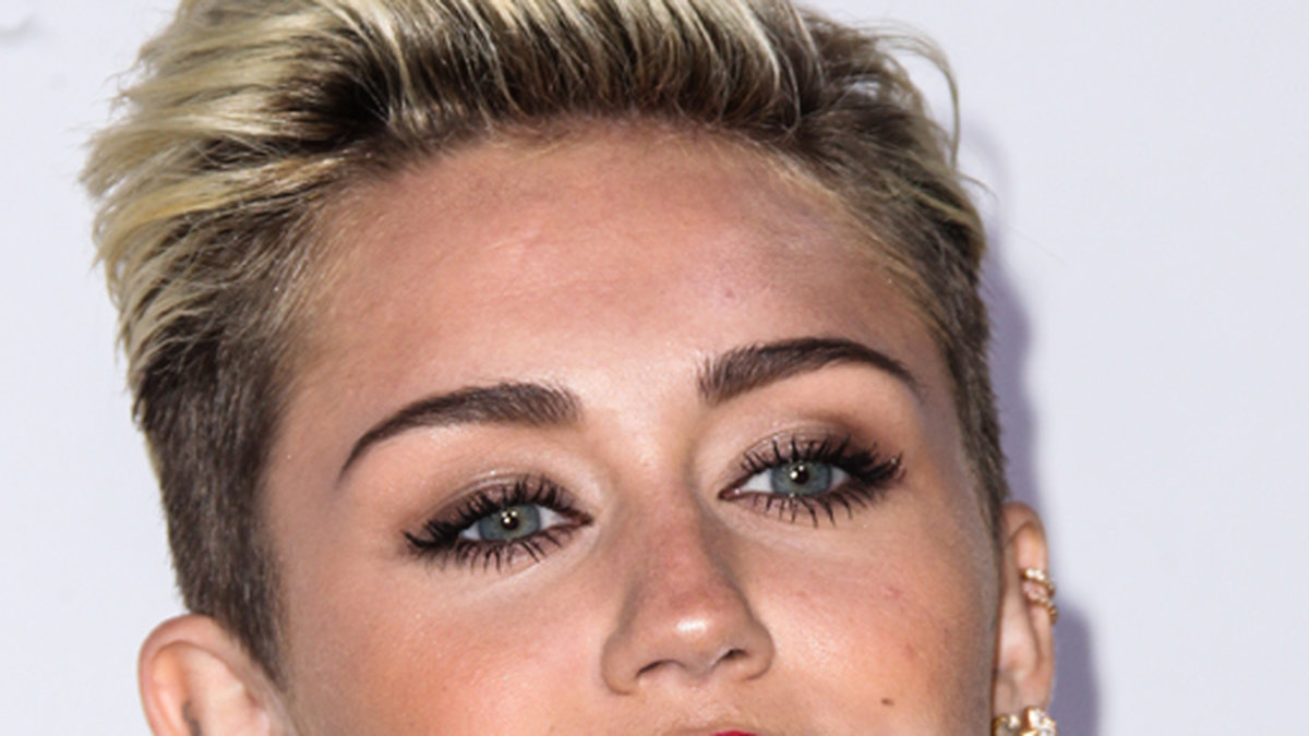 Mileys sminka ville gärna pudra hennes haka kritvit. 