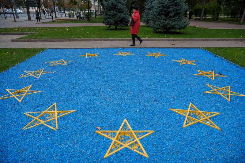 En kvinna går i en park i central Chisinau. Moldavien är kandidatland till EU. Bilden togs i oktober.