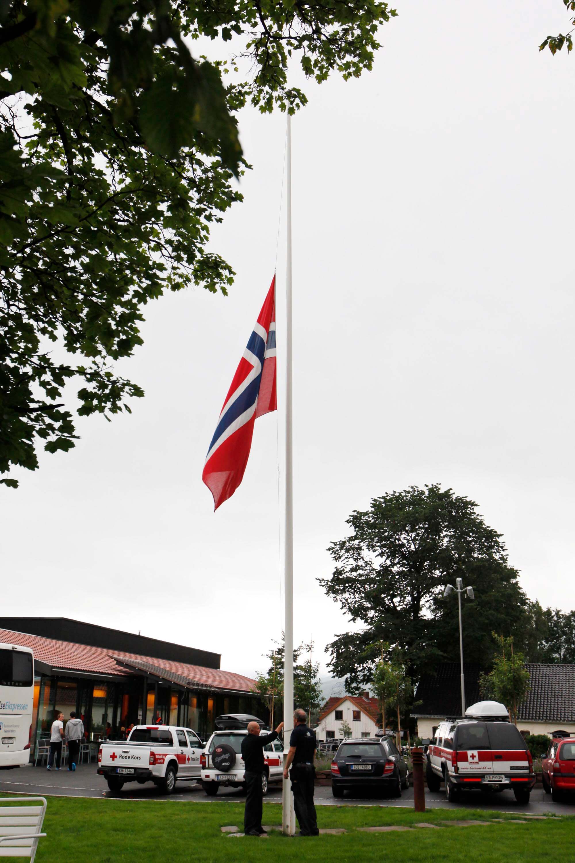 Här hissas flaggan på halv stång utanför hotellet på lördagsmorgonen. Här hissas flaggan på halv stång utanför hotellet på lördagsmorgonen.