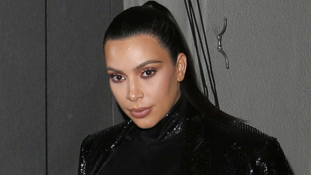 På plats fanns även Kim Kardashian, som var klädd i svarta paljetter.
