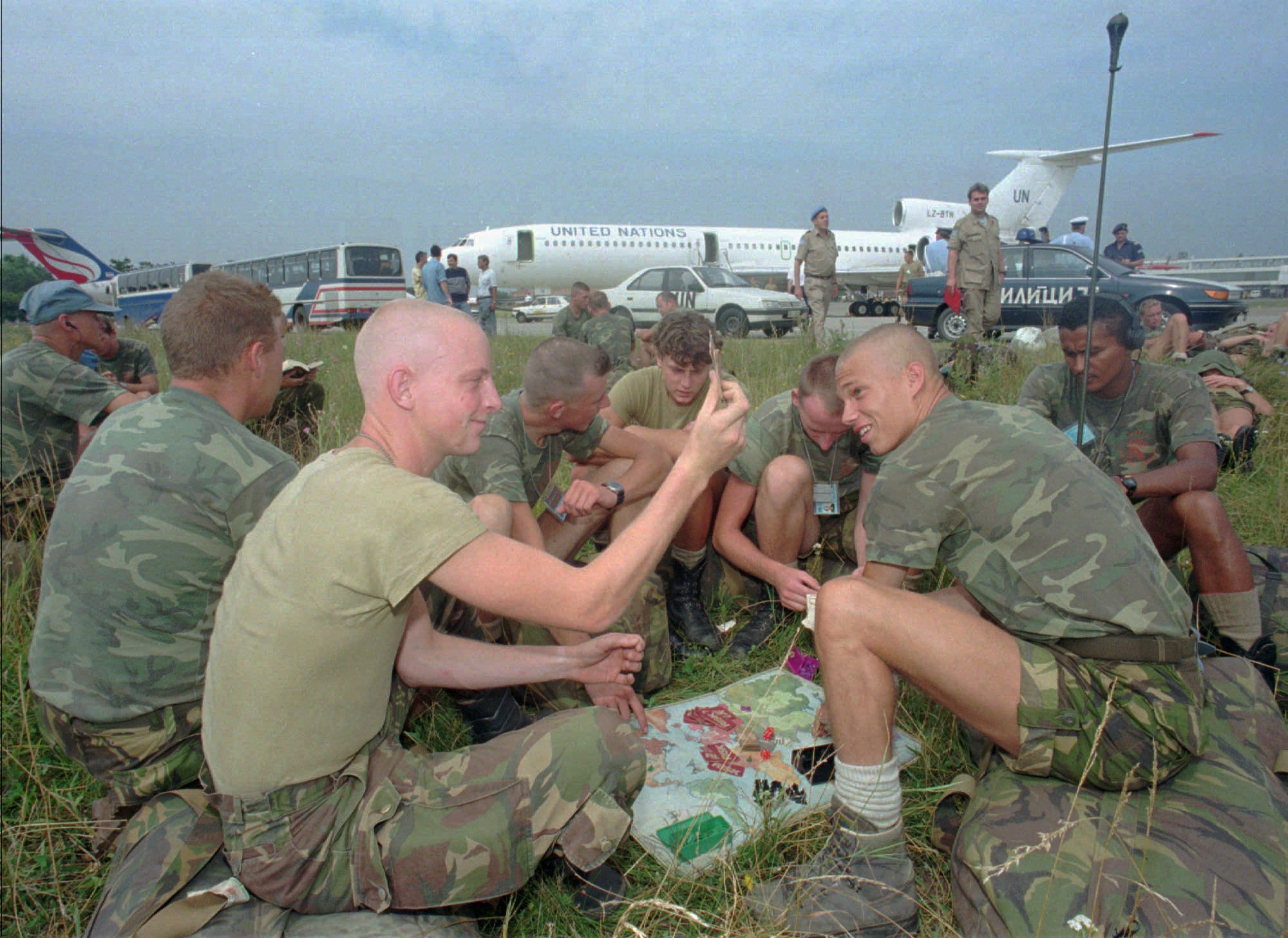 Bilden från 1995 visar de nederländska soldaterna medan de spelar Risk på flygplatsen utanför Belgrad, Serbien. 