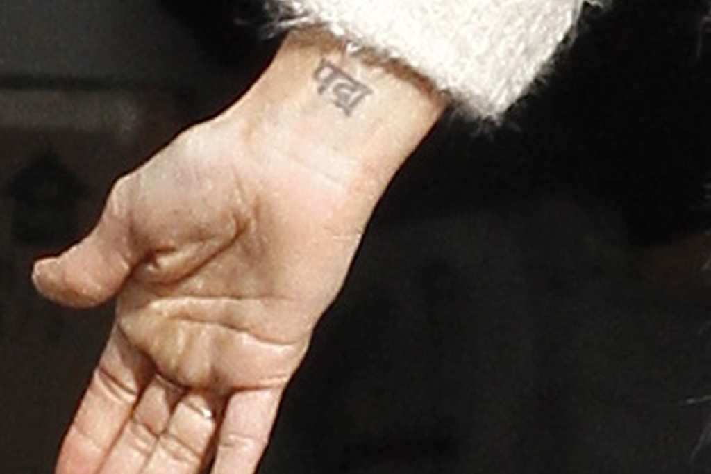 Även på handleden har den 30-åriga mamman en symbol. Den betyder lotusblomma.